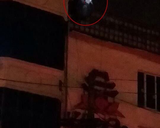 Bế em bé 5 tháng tuổi trèo lên nóc nhà thoát thân vì nhà cháy