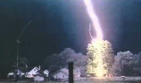 Một thai phụ 5 tháng bị sét đánh tử vong khi đang ngồi trong nhà