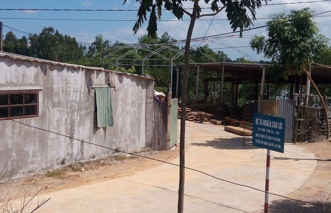 Doanh nghiệp xây xưởng chứa gỗ trên đê, dân bức xúc đòi mở đường
