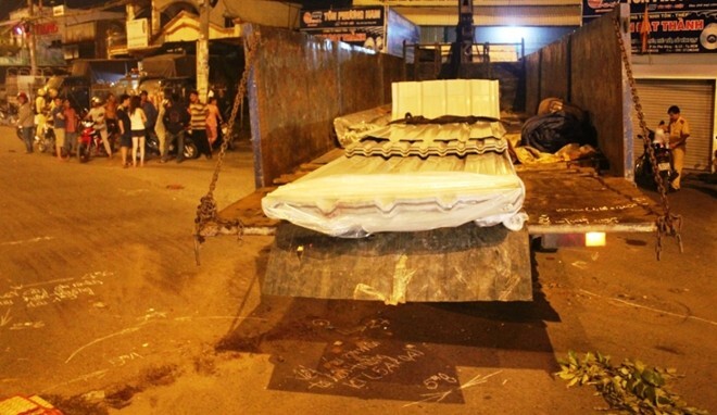 Va chạm với xe tải chở tôn, nam thanh niên tử vong tại chỗ