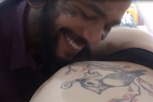 Clip ông bố xăm trổ hôn bụng bầu của vợ gây “sốt” mạng