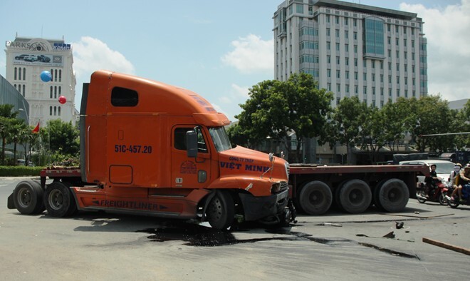 Clip xe đầu kéo tông thẳng đám đông ở Phú Mỹ Hưng