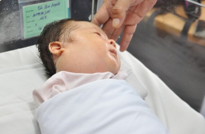 Tiêm thuốc làm tan khối bướu cho 2 trẻ sơ sinh