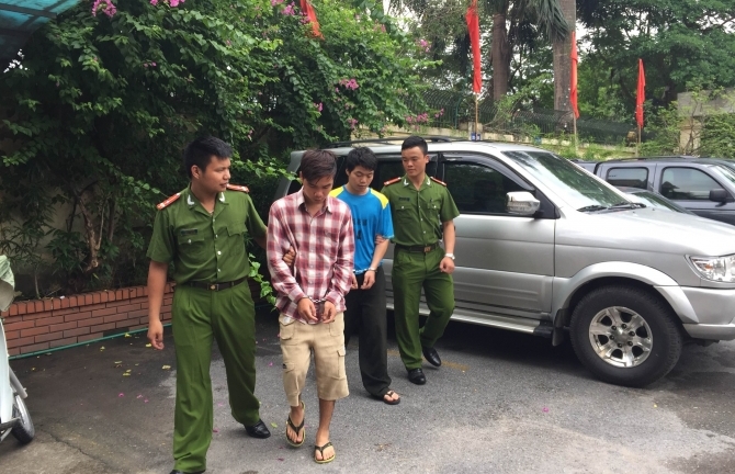 Bạn gái lạnh nhạt, gã trai “nói chuyện” với tình địch bằng axít