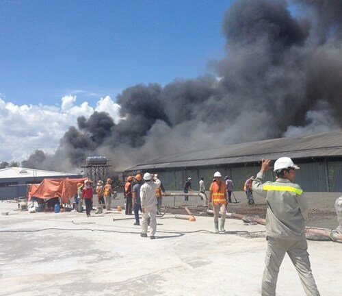 Nổ lớn, nhà xưởng khu chế xuất Linh Trung 2 bốc cháy dữ dội