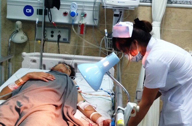 Vào viện cấp cứu với dao nhọn ngập sâu trong người