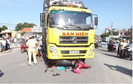 Bị xe tải cuốn vào gầm, 3 bố con thương vong trên đường đến trường 