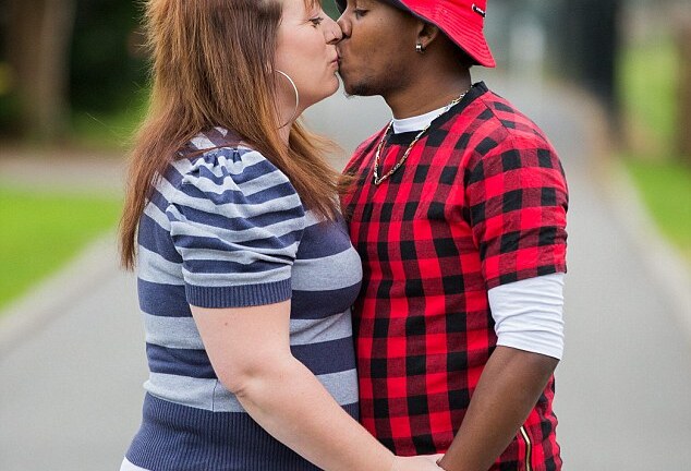 Bà mẹ 38 tuổi tâm sự về cuộc hôn nhân với người chồng 19 tuổi