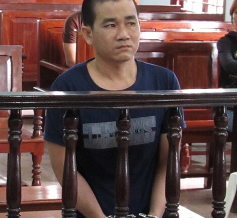 Giả vờ nói chuyện với cha mẹ để tìm cách hiếp dâm bé gái