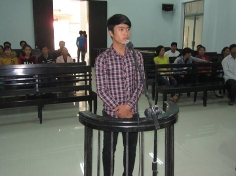 Chú cháu đánh nhau đổ máu vì... đống rơm
