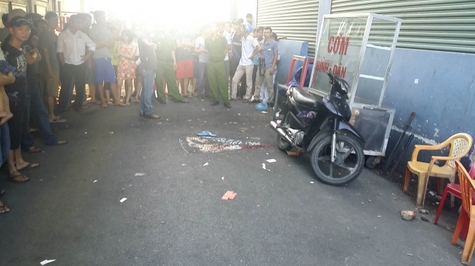 Hỗn chiến ở cầu Trường Tiền, 2 thanh niên nguy kịch