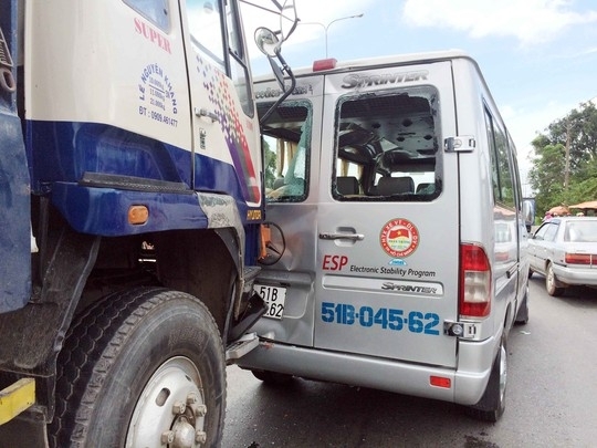 5 ô tô tông liên hoàn trên tuyến cao tốc Trung Lương