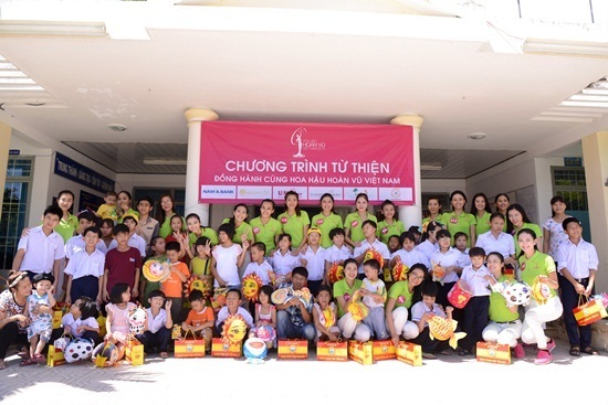 Thí sinh Hoa hậu Hoàn vũ Việt Nam 2015 vui trung thu cùng thiếu nhi và người già
