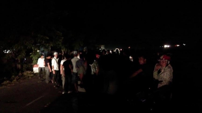 Xe máy đối đầu trong đêm, 4 người thương vong