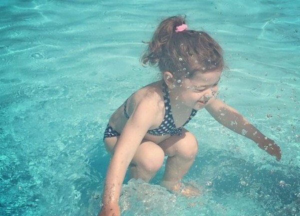 Bức ảnh gây tranh cãi lớn: Cô bé ở trên hay dưới nước?