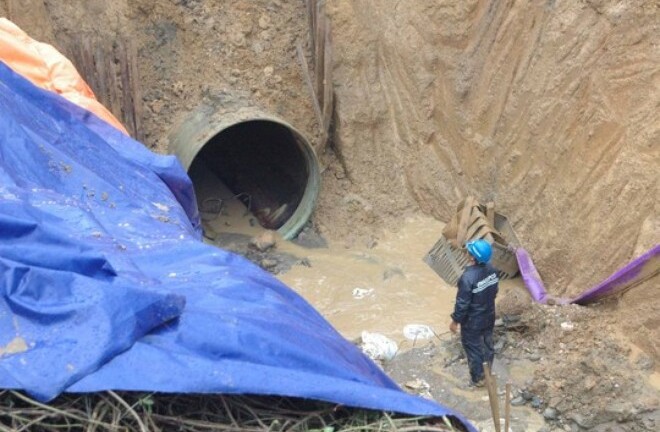 Đường ống nước sạch sông Đà vỡ: Người dân kêu, cán bộ 