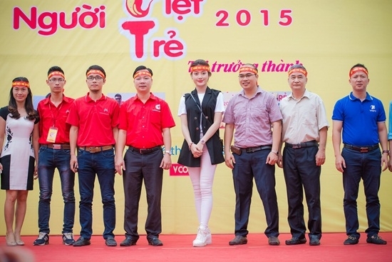Vừa ốm dậy, Á hậu Huyền My vẫn đi từ thiện