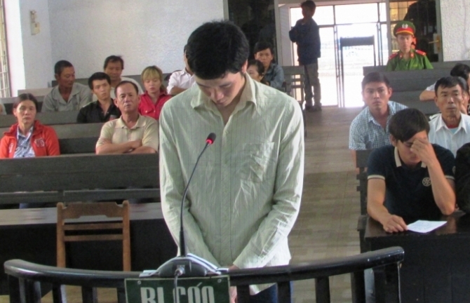 Lừa đảo chạy việc, cán bộ “rởm” lãnh 13 năm tù giam