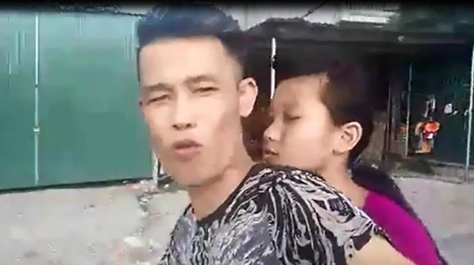 Hiệp Gà không đội mũ bảo hiểm, “nghênh ngang” phóng như bay trên đường