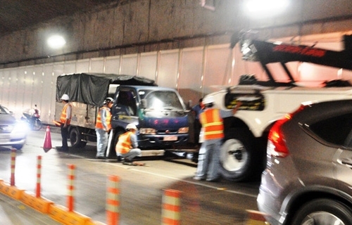 Xe tải bốc khói mù mịt trong hầm vượt sông Sài Gòn