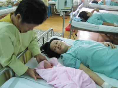Những cặp vợ chồng chỉ sinh toàn con gái sẽ được hỗ trợ tiền