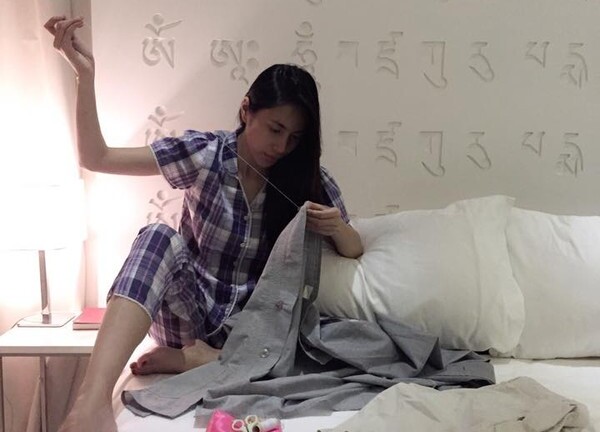 Hình ảnh cặm cụi khâu áo cho chồng cứu vớt scandal của Thuỷ Tiên