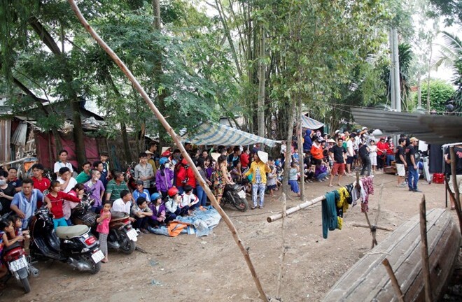 Dân đổ xô đến trường quay xem Ngọc Trinh đóng phim