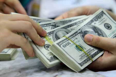 Giảm lãi suất tiền gửi USD: Gửi tiền VND có lợi hơn
