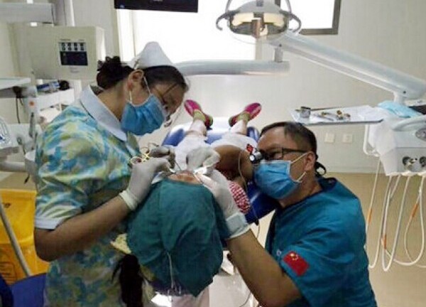 Cảm động bác sĩ quỳ suốt 40 phút 