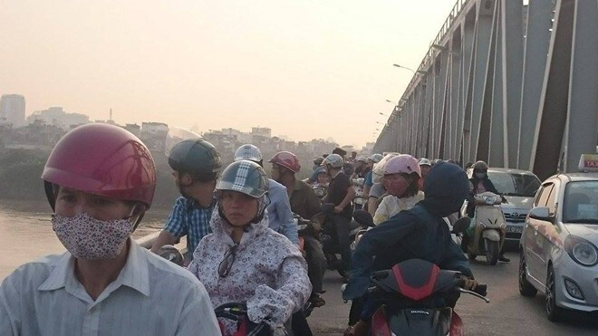 Giải cứu người đàn ông gieo mình xuống sông Hồng