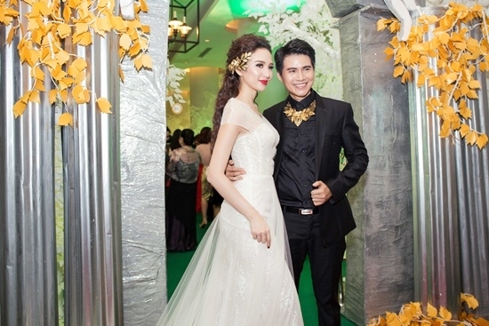 Hoa hậu Ngọc Diễm xuất hiện với style công chúa khi làm MC