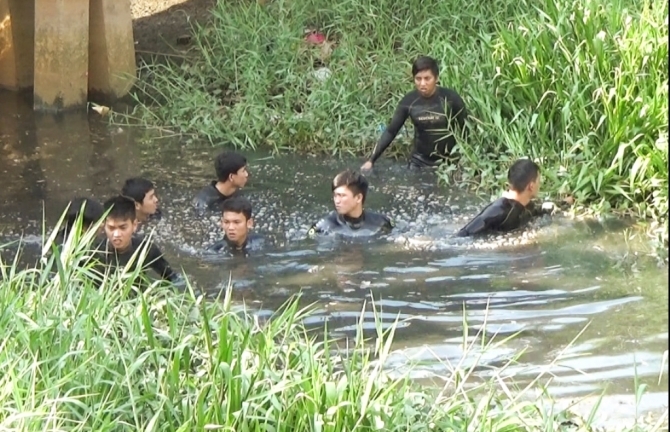 Đi câu cá với ông nội, bé 2 tuổi bị chết đuối