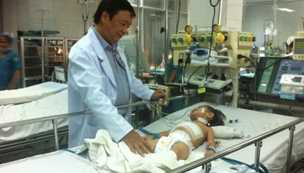 Phẫu thuật thành công cho bé 2 tuổi có khối u bướu khổng lồ ở gan