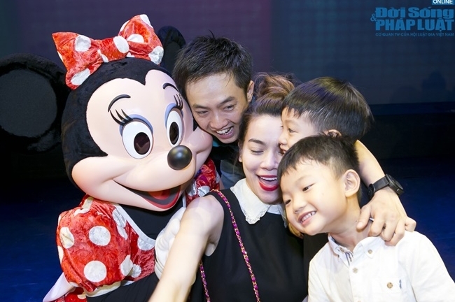 Hà Hồ, Cường Đôla cùng nắm tay Subeo đi xem Disney Live