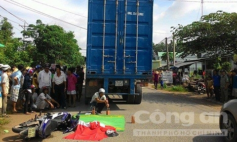 Va chạm với xe máy, cô gái bị xe container chạy phía sau cán tử vong