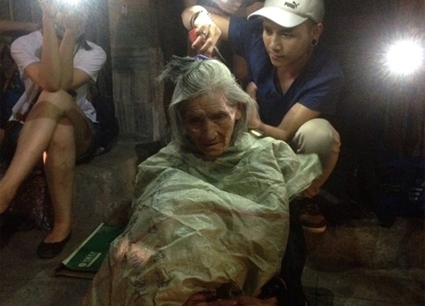 Xúc động 9X cắt tóc miễn phí cho người vô gia cư trong đêm