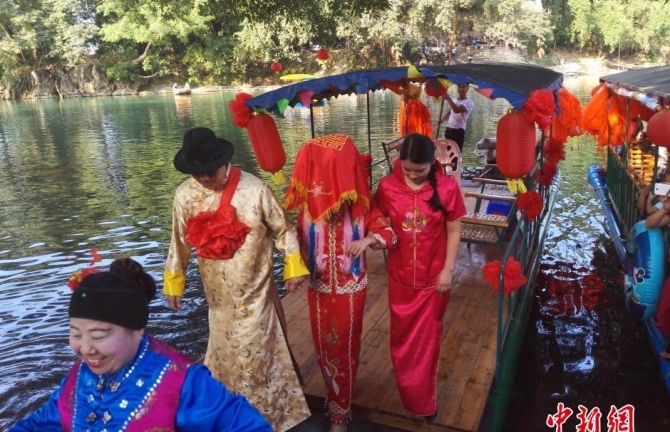 Cô dâu chú rể tổ chức đám cưới y hệt triều nhà Thanh