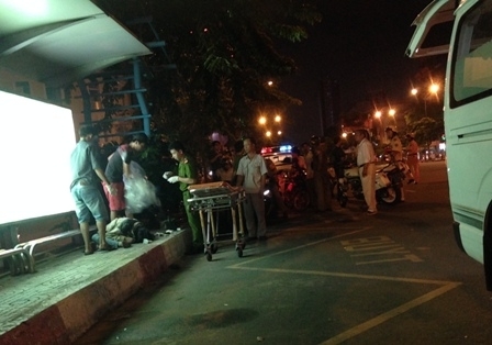 Thanh niên chết trong tư thế ngồi gục mặt xuống đất ở trạm xe buýt