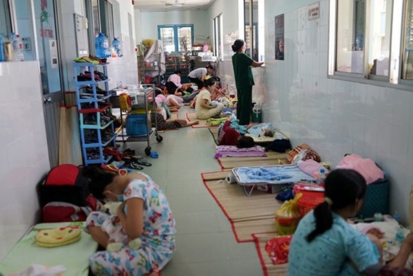 TP.HCM: Các viện nhi quá tải vì dịch sốt xuất huyết và chân tay miệng