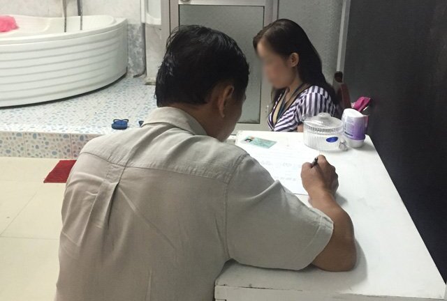 Đột kích cơ sở massage kích dục, nữ tiếp viên tung cửa bỏ chạy