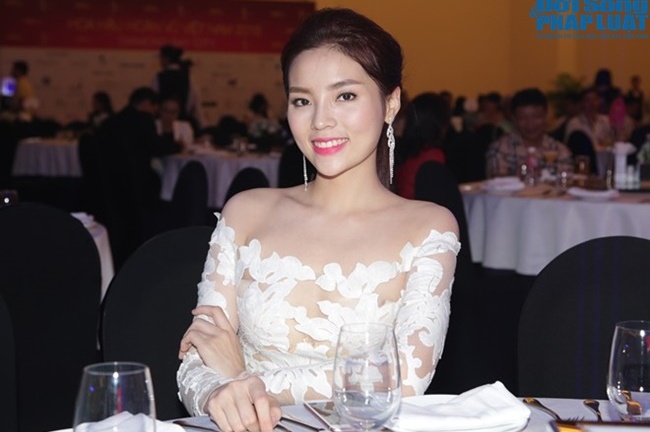 Hoa hậu Kỳ Duyên nổi bật trong tiệc từ thiện của Hoa hậu Hoàn vũ Việt Nam 2015