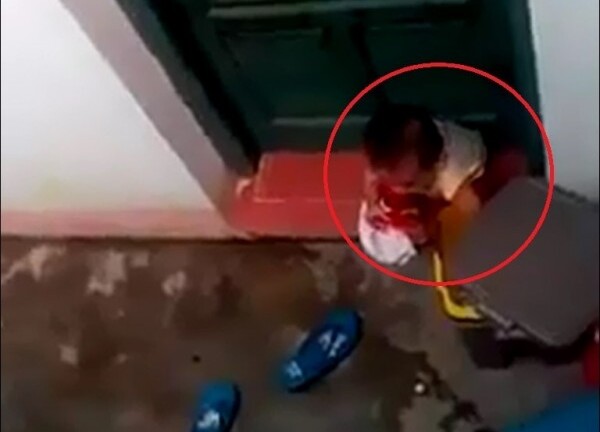 Xuất hiện clip trẻ mầm non nhặt rác ăn ngoài cửa gây phẫn nộ