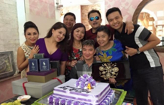 Mr. Đàm được tặng nhẫn kim cương trong ngày sinh nhật