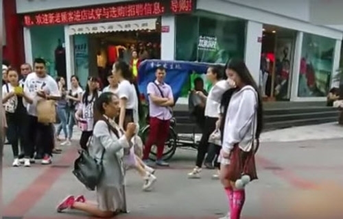 Màn cầu hôn của cặp đôi đồng tính nữ xinh đẹp giữa phố