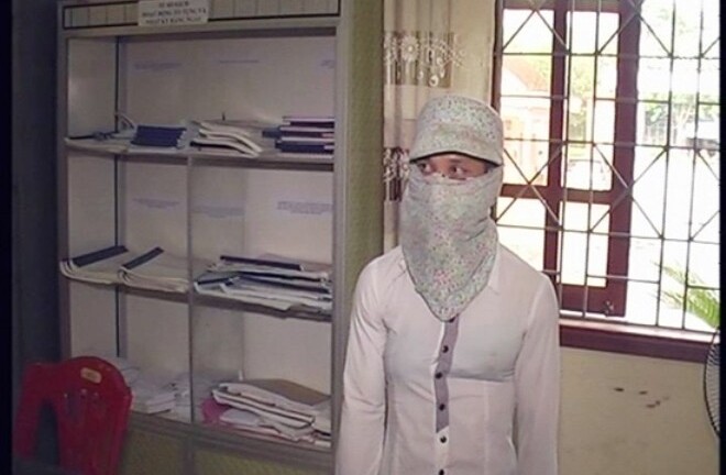 Giả gái đi cướp giật, gã đàn ông bị người dân vây bắt