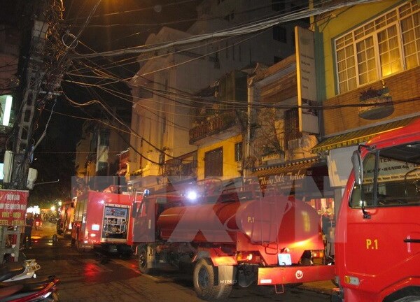 Dội nước để dập đám cháy cột điện, gây mất điện diện rộng