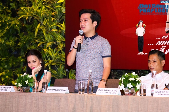 Trường Giang - Nhã Phương công khai ôm ấp giữa chốn đông người