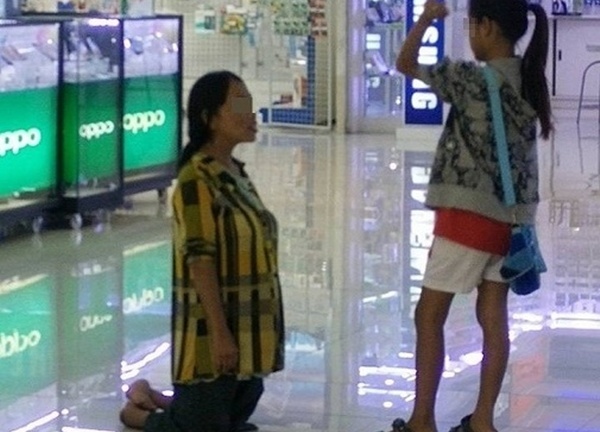 Phẫn nộ mẹ quỳ gối trước mặt con gái vì không mua được điện thoại cho con