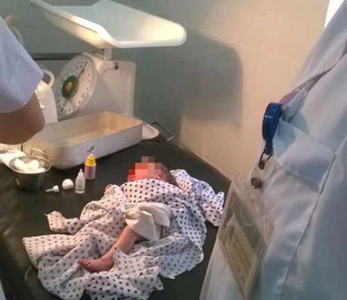 Phẫn nộ bé sơ sinh bị mẹ bỏ rơi ở gốc chuối