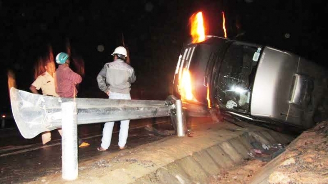 Xe khách 16 chỗ lật ngửa do mất lái, 4 người thương vong tại Đắk Lắk